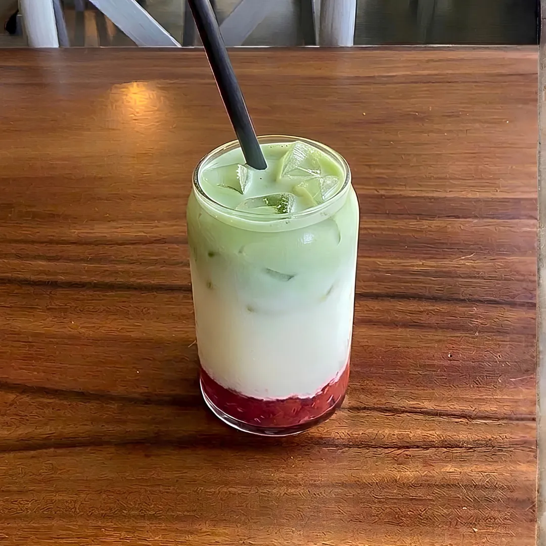 Iced Fresa Matcha Latte